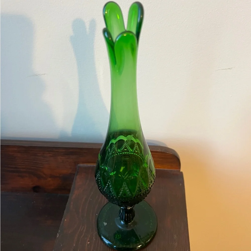 Kemple Wheaton Lace & Dewdrop Emerald Swung Vase